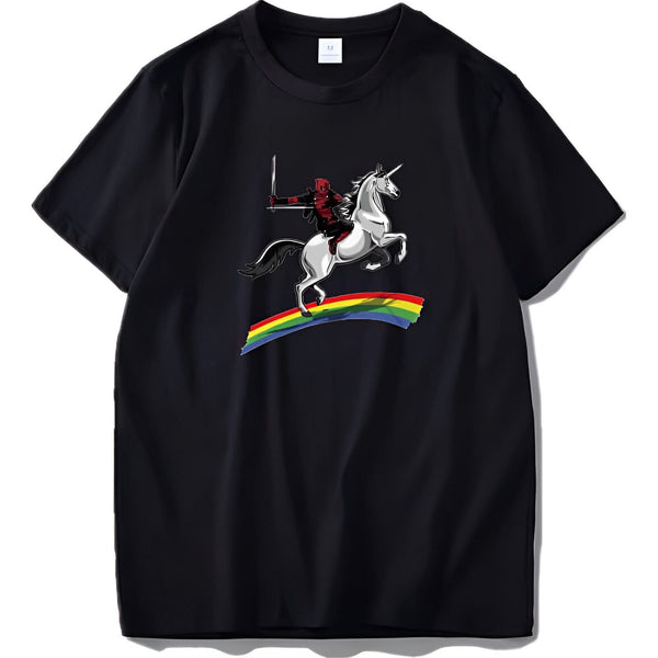 T-shirt noir avec un dessin de Deadpool chevauchant une licorne blanche au-dessus d'un arc-en-ciel. Un design humoristique et original pour les fans du super-héros Marvel et des créatures mythiques., 45502331322623,45502331355391,45502331388159,45502331420927,45502331453695,45502331486463,45502331519231,45502331551999 | Licorne Shop