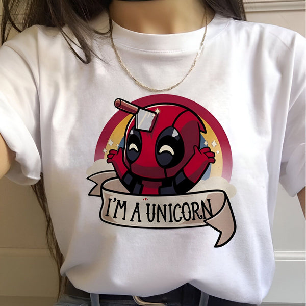 Une illustration de Deadpool, un personnage de Marvel Comics, avec une licorne. Deadpool est représenté avec une tête de licorne et le corps d'un humain. Il porte un costume rouge et noir et tient un couteau dans sa main droite. La licorne est blanche et a une crinière et une queue roses. Elle est debout sur un arc-en-ciel. Le texte "I'm a unicorn" est écrit sur une banderole en dessous de Deadpool.