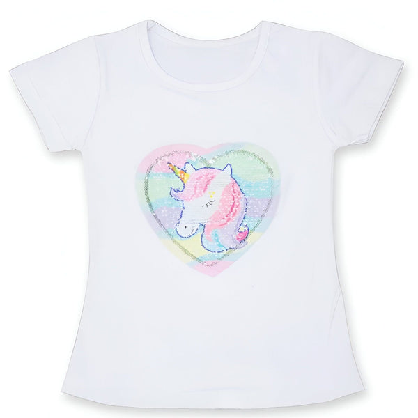 Une image d'un t-shirt blanc avec un motif de licorne à paillettes colorées en forme de cœur.