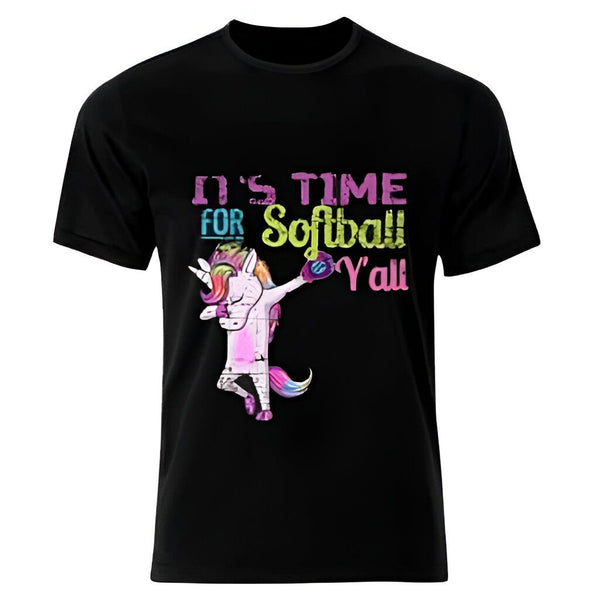 T-shirt noir avec un motif coloré d'une licorne faisant un dab, portant un gant de baseball et le texte "It's Time For Softball Y'all". Parfait pour les fans de softball et les amateurs de licornes., 45502329585919,45502329618687,45502329651455,45502329684223,45502329716991,45502329749759,45502329782527,45502329815295 | Licorne Shop