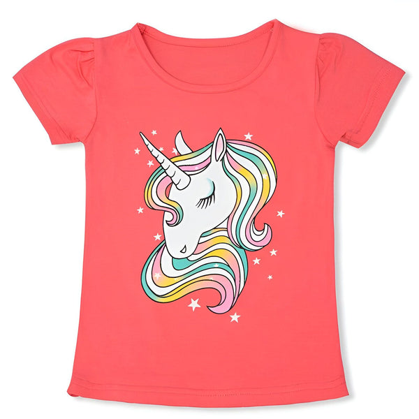 Une illustration d'une licorne blanche avec une crinière arc-en-ciel et des étoiles sur un t-shirt rose.