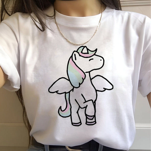 Une illustration d'un poney ailé avec une crinière et une queue arc-en-ciel sur un t-shirt blanc.