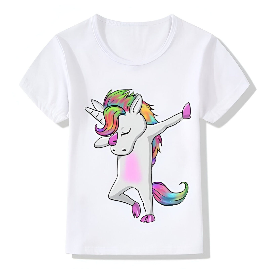 Une illustration d'une licorne blanche dansant le dab. La licorne a une crinière et une queue arc-en-ciel. Elle porte également des chaussures roses.