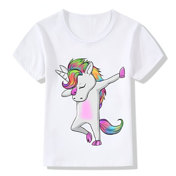 Une illustration d'une licorne blanche dansant le dab. La licorne a une crinière et une queue arc-en-ciel. Elle porte également des chaussures roses.