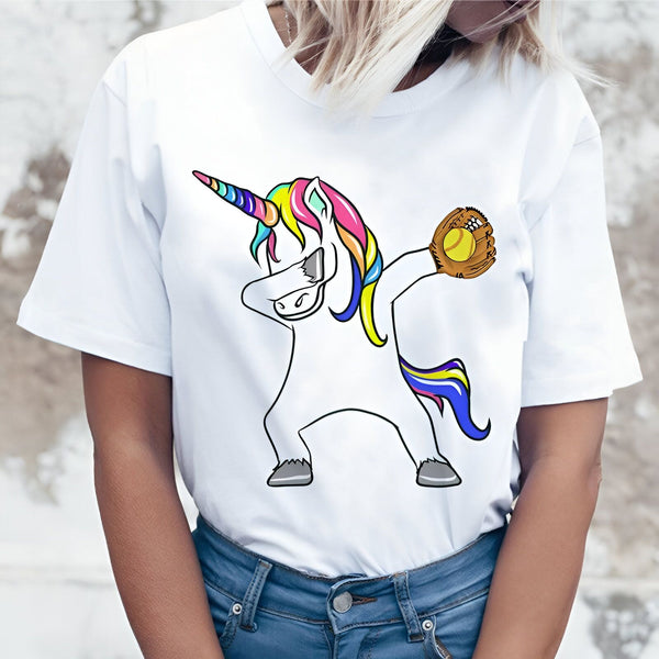 Une illustration d'une licorne qui fait un dab avec une balle de softball dans un gant de baseball. La licorne est blanche avec une crinière et une queue arc-en-ciel. Elle porte un maillot de baseball blanc et un pantalon bleu. Le gant de baseball est marron et la balle de softball est jaune avec des coutures rouges.