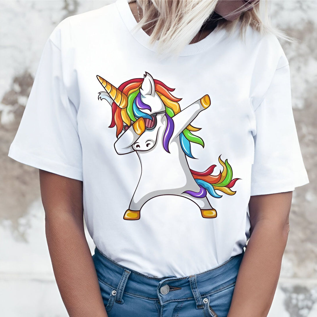 Une illustration d'une licorne blanche avec une crinière et une queue arc-en-ciel. La licorne porte des lunettes de soleil et fait un dab.