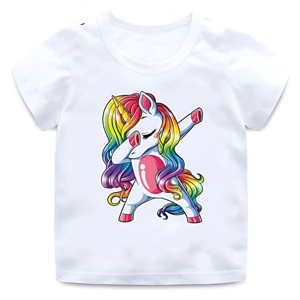 T-shirt blanc pour enfant avec un dessin animé d'une licorne qui fait le "dab". La licorne a une crinière arc-en-ciel et une corne dorée., 45502327750911,45502327783679,45502327816447,45502327849215,45502327881983,45502327914751,45502327947519,45502327980287 | Licorne Shop