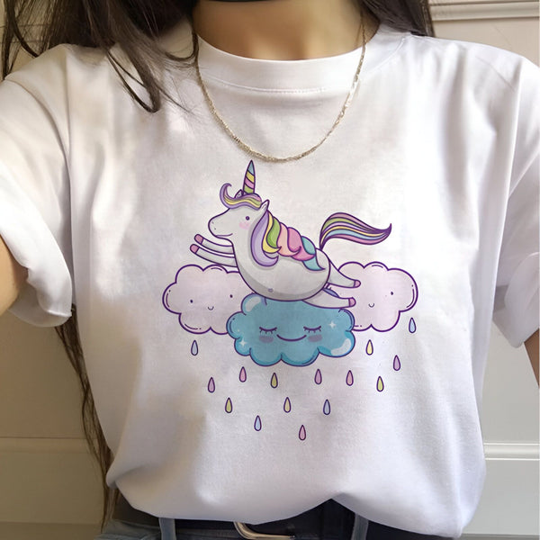 Une illustration d'une licorne blanche avec une crinière et une queue arc-en-ciel sautant sur un nuage. La licorne est entourée de nuages et de pluie.