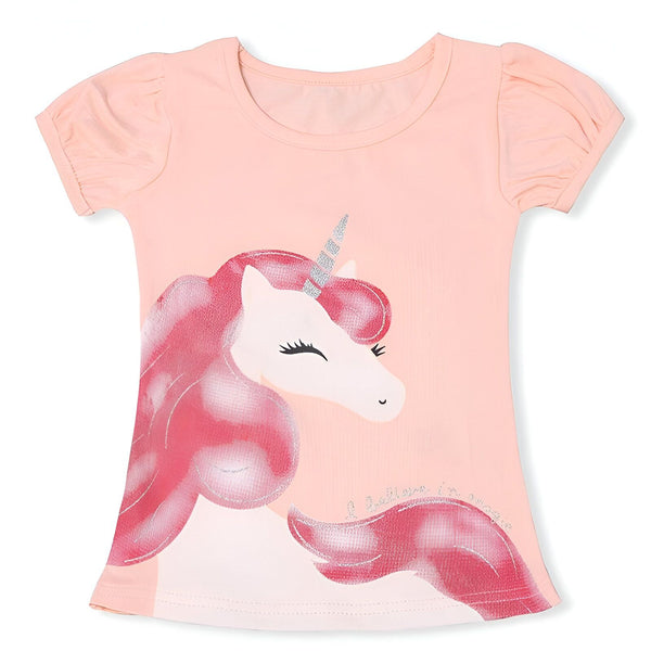 Une illustration d'une licorne rose et argentée sur un t-shirt rose pour enfant. La licorne a une crinière et une queue roses et argentées, et porte un collier avec un pendentif en forme de cœur. Le t-shirt est à manches courtes et a une encolure ronde.