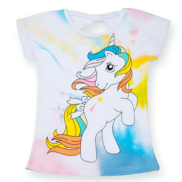 Une image d'un t-shirt tie-dye avec un motif de poney licorne. Le poney est blanc avec une crinière et une queue arc-en-ciel. Il y a une étoile sur sa hanche. Le t-shirt est disponible en plusieurs tailles.