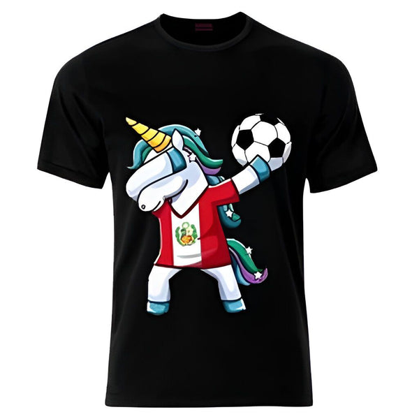 T-shirt noir avec un dessin animé d'une licorne qui fait un dab. Elle porte le maillot du Pérou et tient un ballon de foot., 45502328013055,45502328045823,45502328078591,45502328111359,45502328144127,45502328176895,45502328209663,45502328242431 | Licorne Shop