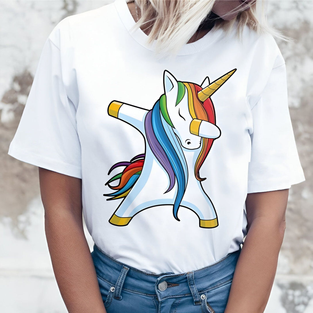 Une image d'une licorne qui fait le dab. La licorne est blanche avec une crinière et une queue arc-en-ciel. Elle porte un t-shirt blanc avec le texte "Dabbing Unicorn".