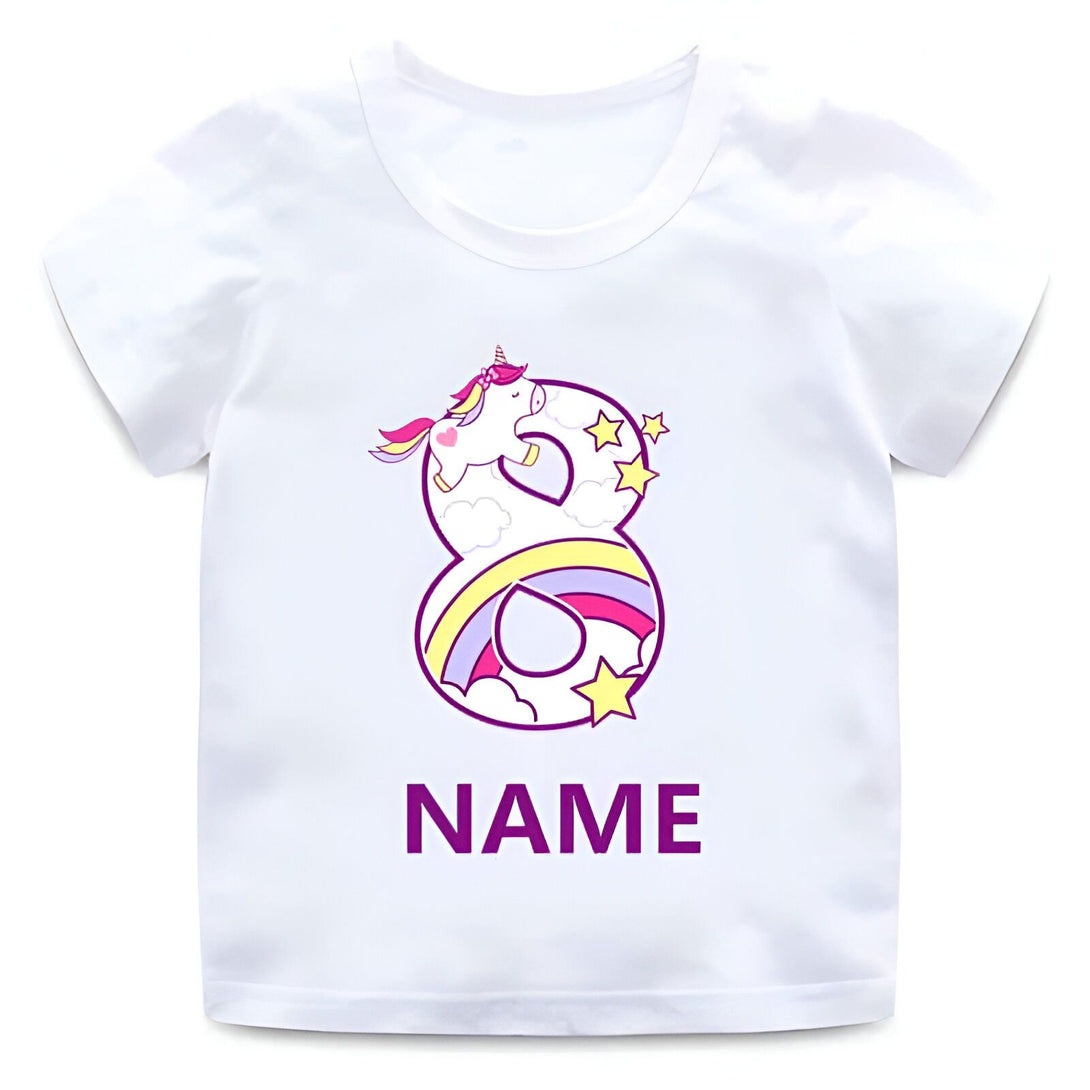 T-shirt blanc pour enfant avec un dessin d'un chiffre 8 stylisé avec un motif d'arc-en-ciel, d'étoiles et de nuages, surmonté d'une licorne. Un espace est prévu pour ajouter un prénom., 45502121017599,45502121050367,45502121083135,45502121115903,45502121148671,45502121181439,45502121214207,45502121246975 | Licorne Shop