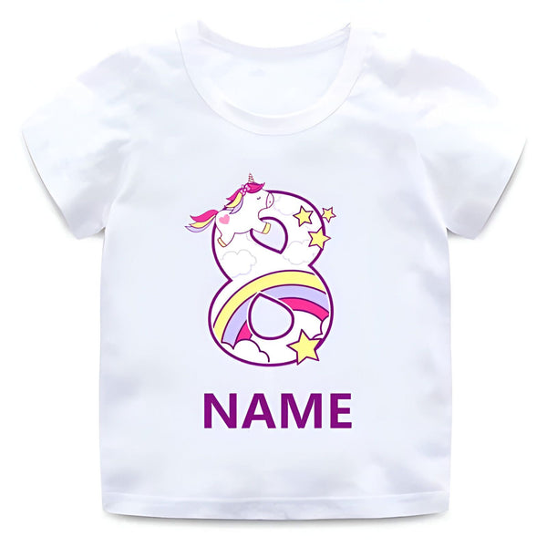 T-shirt blanc pour enfant avec un dessin d'un chiffre 8 stylisé avec un motif d'arc-en-ciel, d'étoiles et de nuages, surmonté d'une licorne. Un espace est prévu pour ajouter un prénom., 45502121017599,45502121050367,45502121083135,45502121115903,45502121148671,45502121181439,45502121214207,45502121246975 | Licorne Shop
