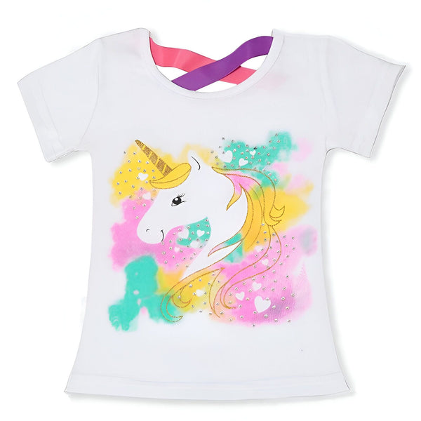 Une image d'un t-shirt blanc avec un motif de licorne. La licorne a une crinière et une queue arc-en-ciel, et il y a des cœurs roses et bleus autour d'elle. Le t-shirt a un dos croisé avec un ruban violet.