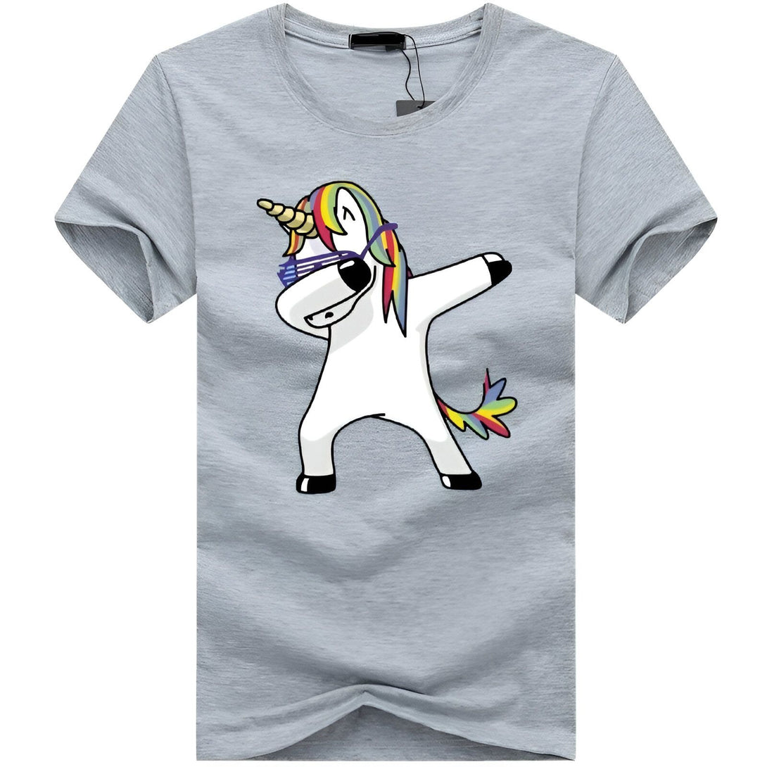 Une illustration d'une licorne dansant le dab. La licorne est blanche avec une crinière et une queue arc-en-ciel. Elle porte des lunettes de soleil et a une expression faciale amusée. Le t-shirt est gris.