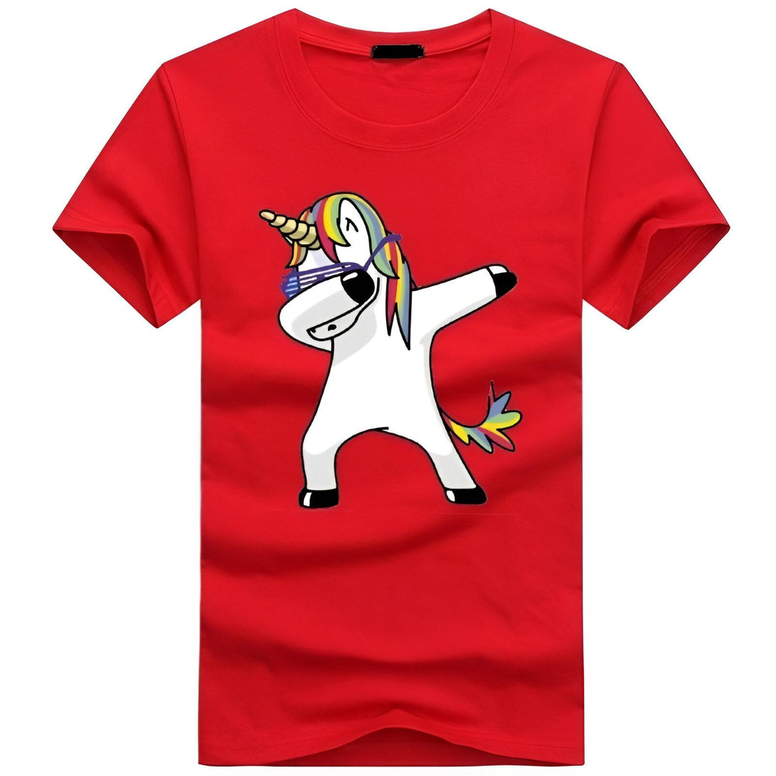 Une illustration d'une licorne blanche avec une crinière arc-en-ciel, portant des lunettes de soleil et faisant le dab. La licorne est sur un t-shirt rouge.