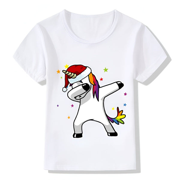 Une illustration d'une licorne blanche avec une crinière et une queue arc-en-ciel portant un bonnet de Noël rouge avec des étoiles jaunes et vertes sur un t-shirt blanc.