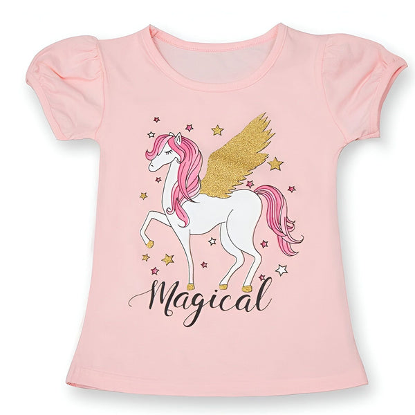 Une illustration d'une licorne blanche avec des ailes dorées et une crinière rose sur un t-shirt rose. Le texte "Magical" est écrit en lettres dorées sous la licorne.