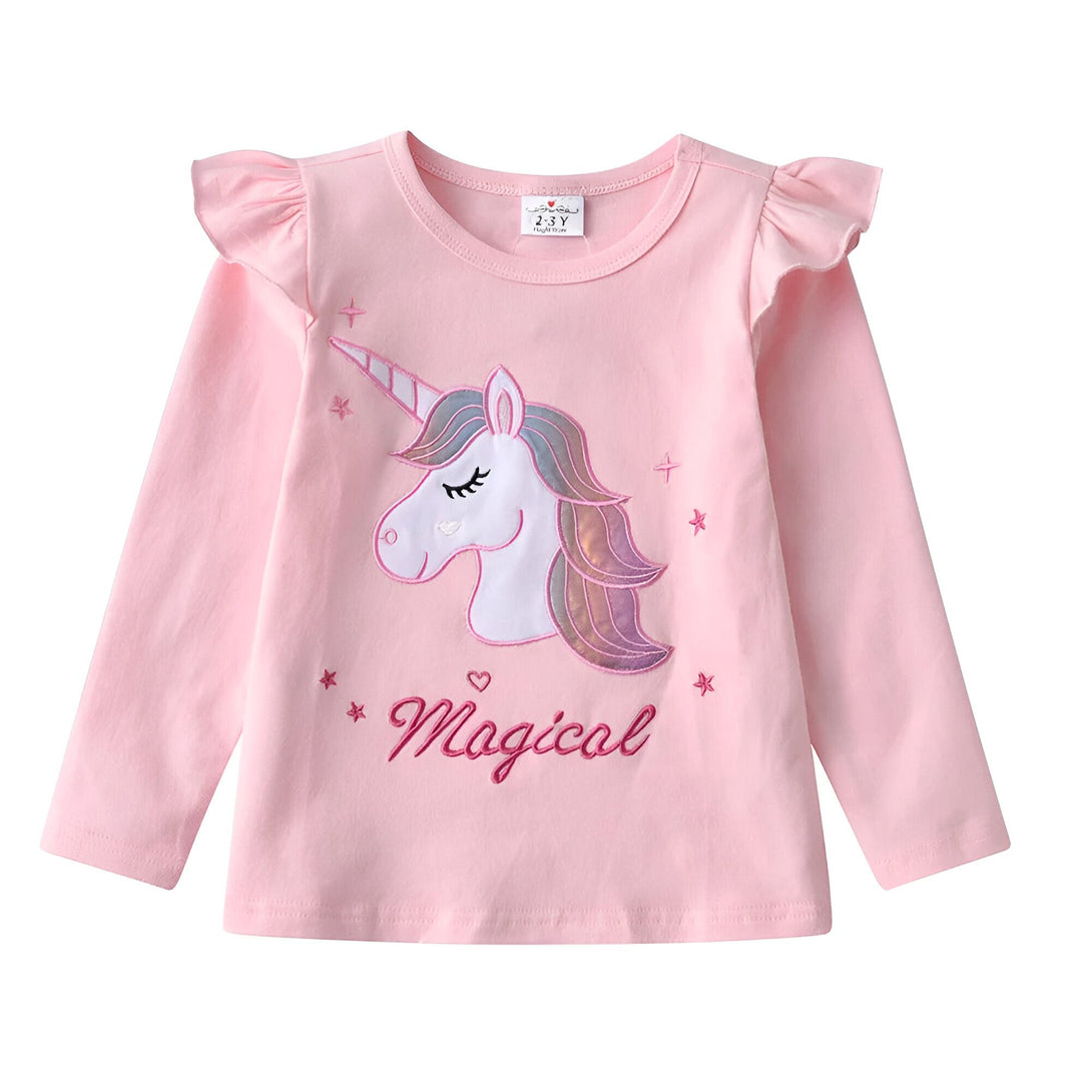 Une image d'un t-shirt rose à manches longues pour enfant avec une licorne brodée sur le devant. La licorne est blanche avec une crinière et une queue arc-en-ciel. Le t-shirt est également décoré de paillettes roses et vertes.