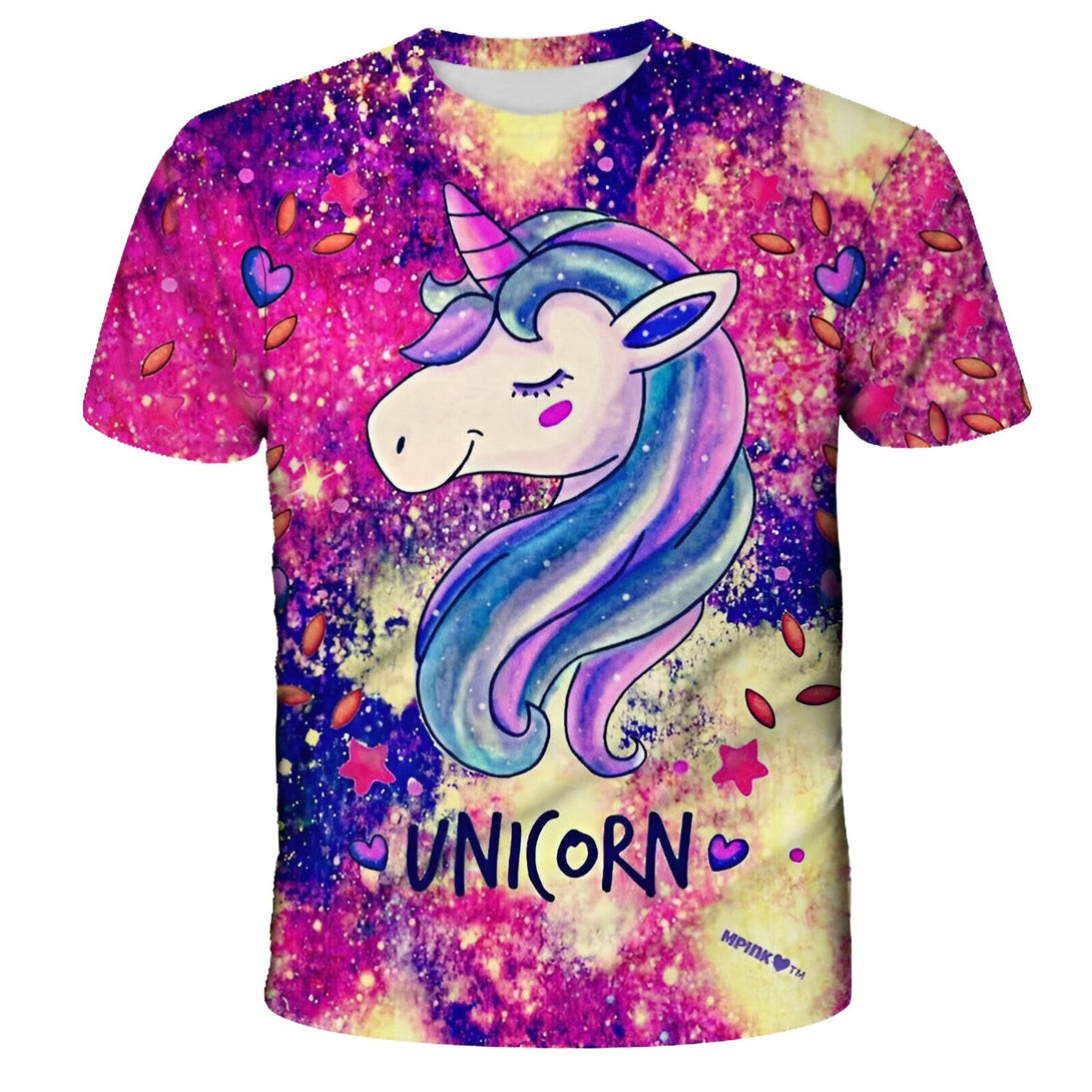 Une image d'une licorne avec une crinière et une queue arc-en-ciel. La licorne est debout sur un fond rose et violet avec des étoiles et des coeurs. Le texte "UNICORN" est écrit en lettres bleues et roses sur la poitrine de la licorne.