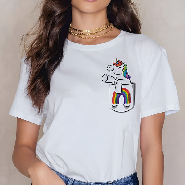 Une femme porte un t-shirt blanc avec un dessin de licorne et d'arc-en-ciel dans une poche. Elle porte un collier doré. Le t-shirt est simple et décontracté, idéal pour un look jeune et tendance., 45502324572415,45502324605183,45502324637951,45502324670719,45502324703487,45502324736255,45502324769023,45502324801791 | Licorne Shop