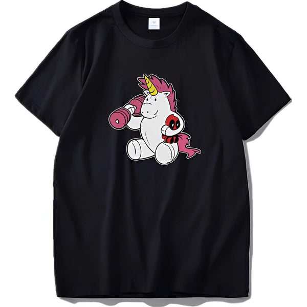 T-shirt noir avec un dessin d'un licorne blanc avec une crinière rose. La licorne est assise et tient un haltère rose dans sa main. Il a également un petit sac rouge sur le dos avec le logo de Deadpool., 45502126457087,45502126489855,45502126522623,45502126555391,45502126588159,45502126620927,45502126653695,45502126686463 | Licorne Shop