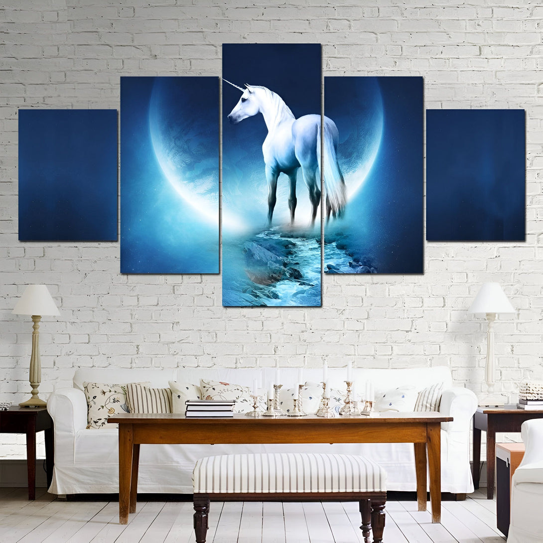 Une peinture en cinq panneaux représentant une licorne blanche debout sur un rocher devant une lune bleue. La licorne est entourée d'un halo de lumière bleue.