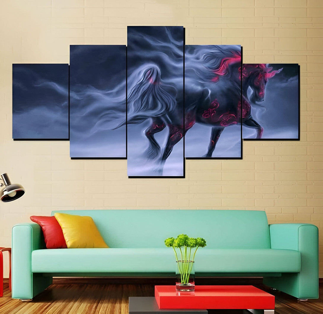 Une peinture d'un cheval noir avec des flammes rouges sur un fond bleu.