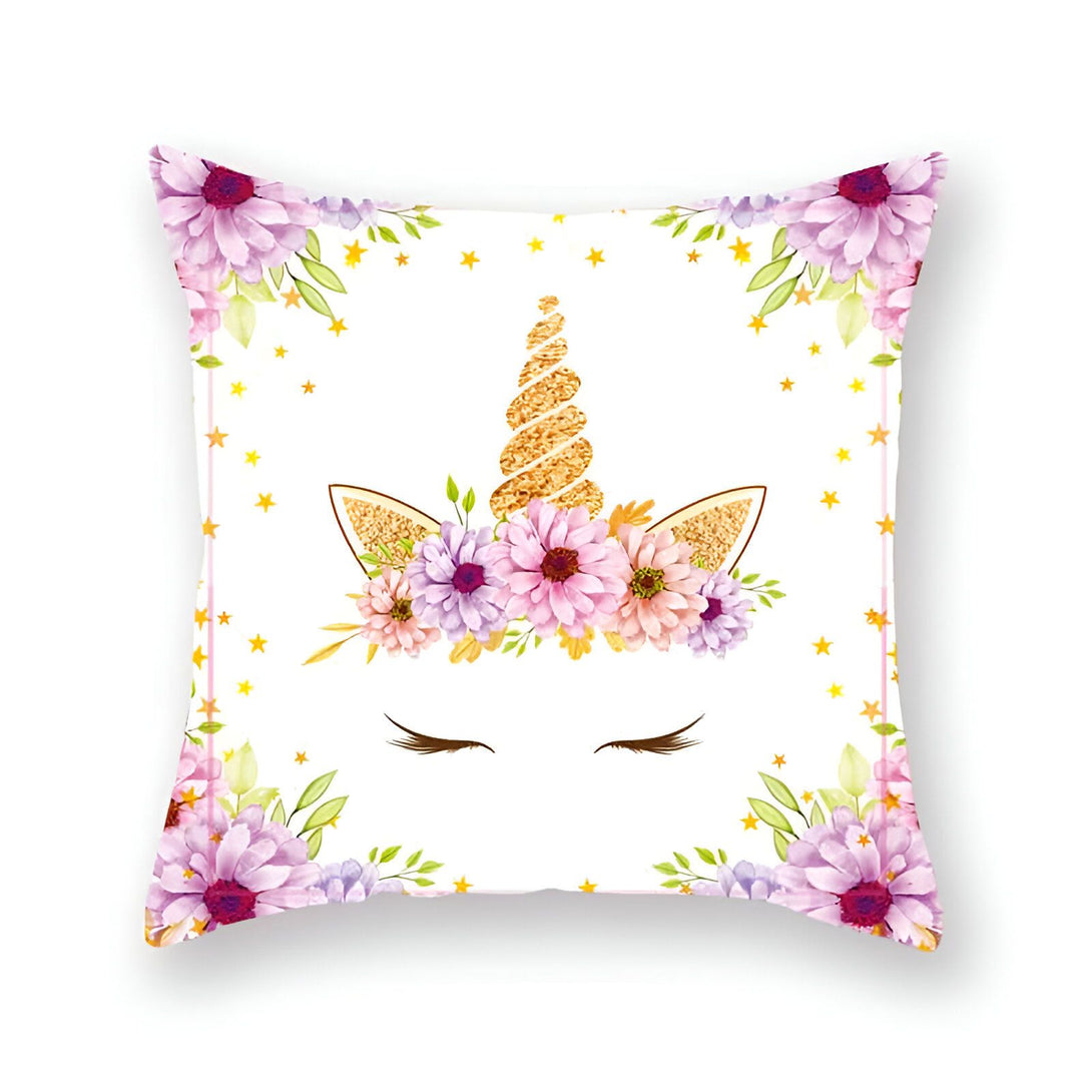 Coussin carré blanc avec motif de licorne dorée, ornée de fleurs violettes et d'étoiles jaunes. Design mignon et féérique pour chambre d'enfant. Décoration intérieure pour fans de licornes., 45501049143551 | Licorne Shop