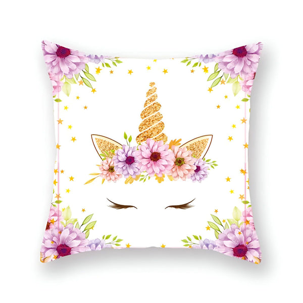 Coussin carré blanc avec motif de licorne dorée, ornée de fleurs violettes et d'étoiles jaunes. Design mignon et féérique pour chambre d'enfant. Décoration intérieure pour fans de licornes., 45501049143551 | Licorne Shop