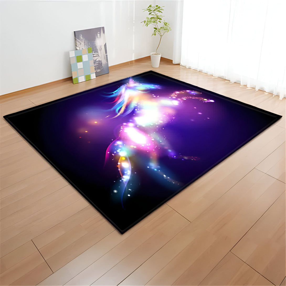 Tapis carré avec un motif abstrait lumineux et coloré. Le tapis est posé sur un plancher en bois, près d'un mur blanc décoré de tableaux. Une plante verte est visible à l'arrière-plan., 45501050192127 | Licorne Shop