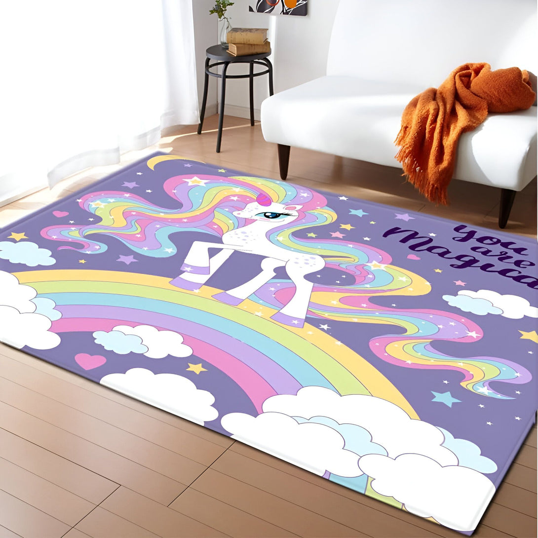 Tapis pour enfant avec motif licorne sur arc-en-ciel, étoiles et nuages, dans une chambre lumineuse à côté d'un fauteuil blanc., 45501063856383 | Licorne Shop