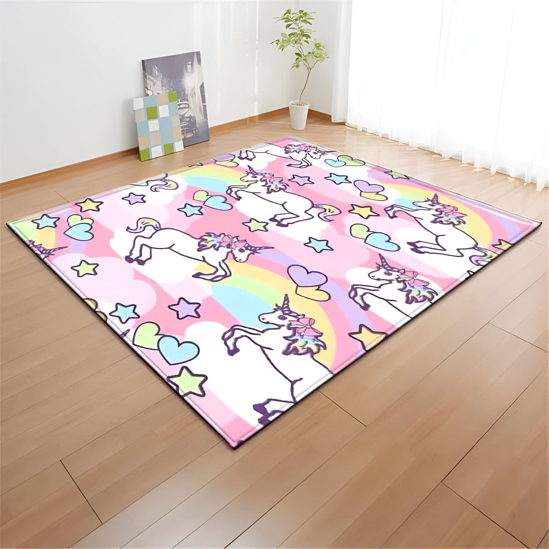 Tapis de sol rectangulaire avec motif rose, licornes, arcs-en-ciel, étoiles, nuages et cœurs. Le tapis est posé sur un parquet clair, dans une pièce lumineuse avec des plantes et des tableaux au mur., 45501054615807 | Licorne Shop