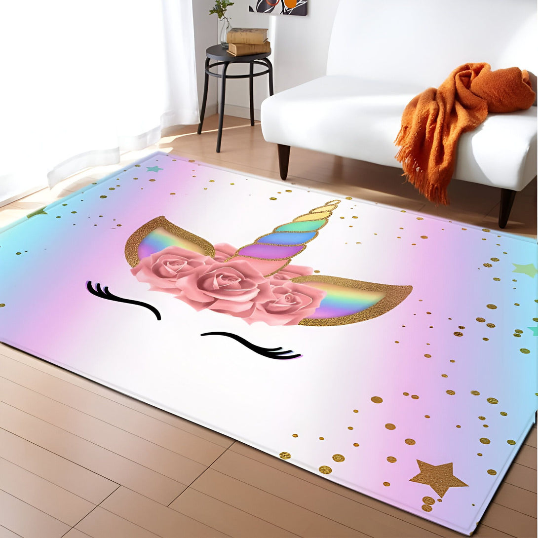 Tapis avec motif de licorne, corne colorée, fleurs roses, étoiles dorées. Décoration intérieure, design ludique pour chambre d'enfant ou salle de jeux., 45501050290431 | Licorne Shop