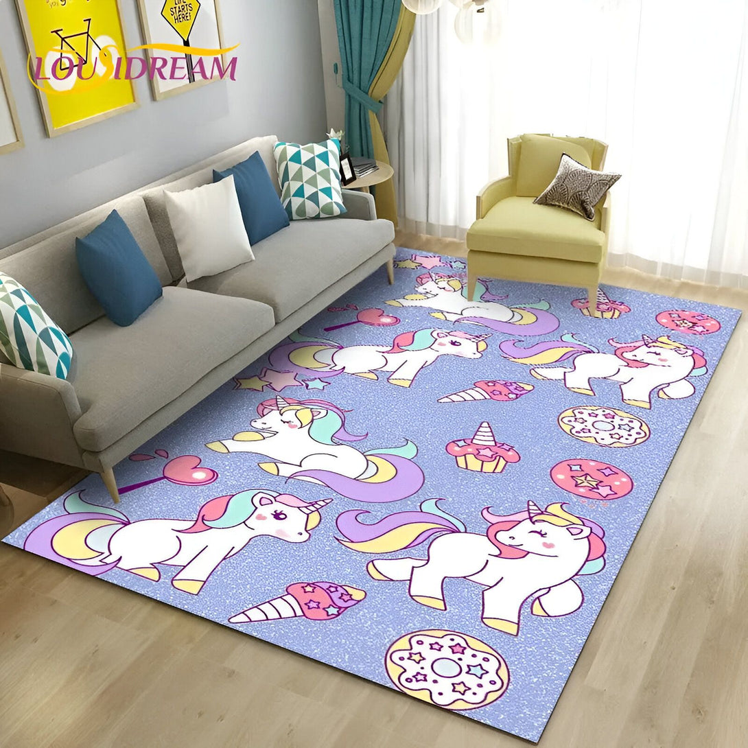 Une chambre d'enfant avec une licorne et des bonbons sur le tapis.