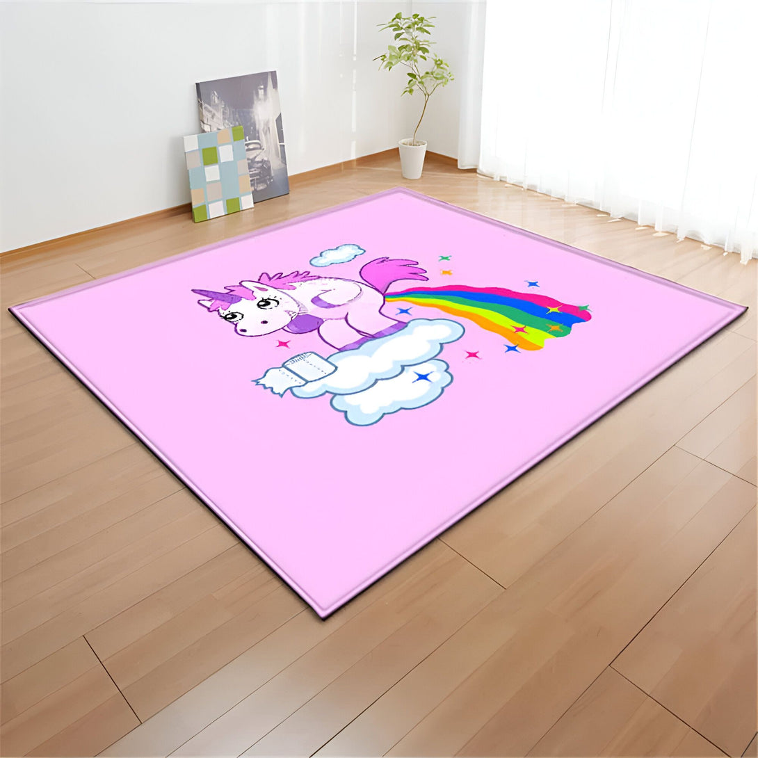 Tapis rose avec un dessin de licorne. La licorne blanche et rose est sur un nuage et laisse échapper un arc-en-ciel. Le tapis est sur un plancher de bois., 45501050126591 | Licorne Shop