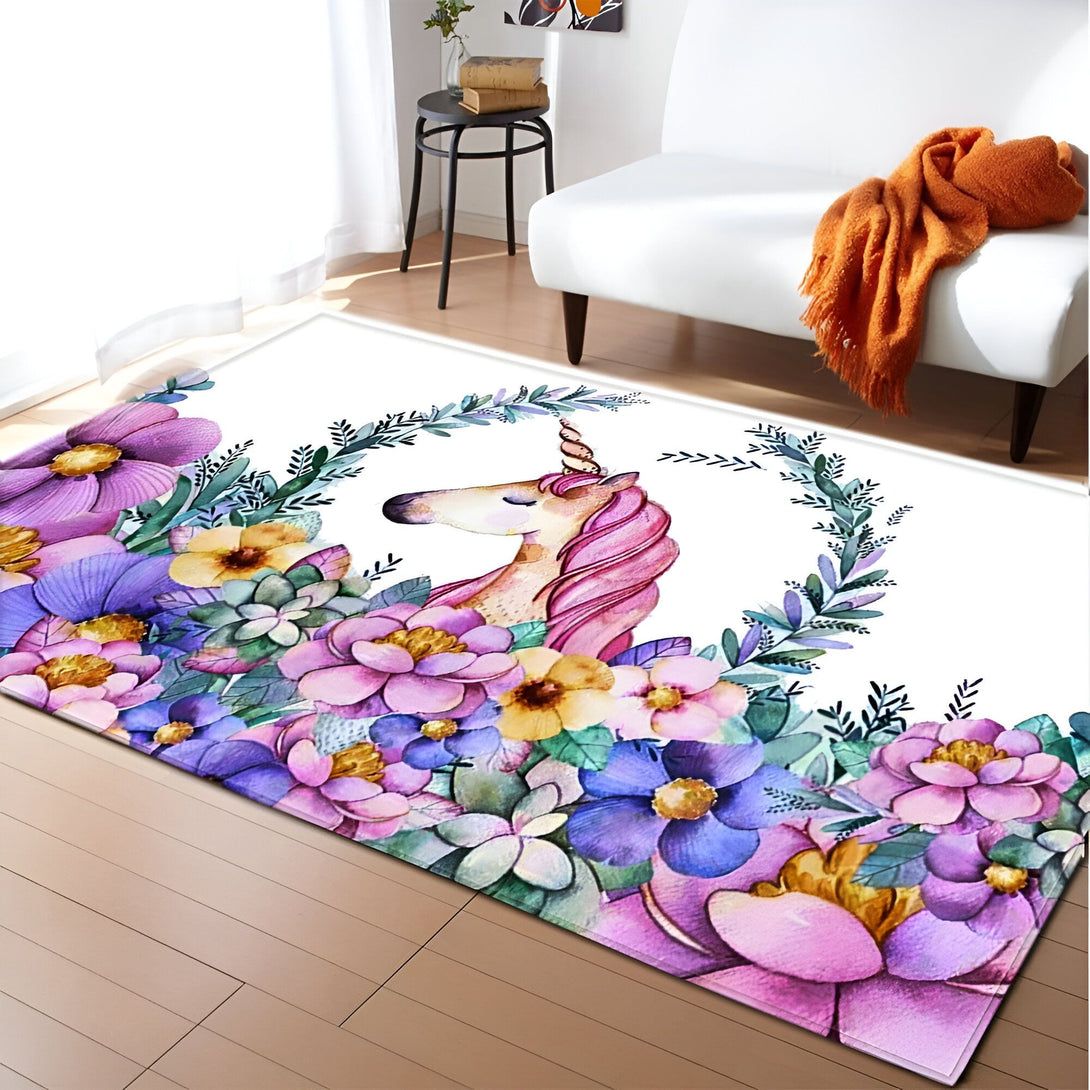 Tapis rectangulaire avec motif d'une licorne entourée de fleurs colorées, violettes, roses et jaunes. Le tapis est posé sur un parquet clair, dans une pièce lumineuse avec un fauteuil blanc et une table d'appoint., 45501064085759 | Licorne Shop