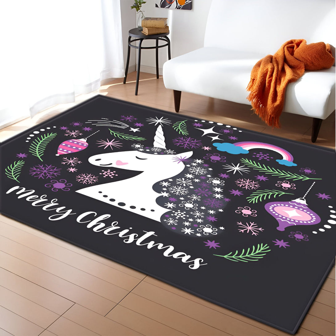 Tapis noir avec motif de licorne blanche, flocons de neige et décorations de Noël colorées. Inscription "Merry Christmas" en blanc. Arrière-plan intérieur avec fauteuil et table., 45501050650879 | Licorne Shop