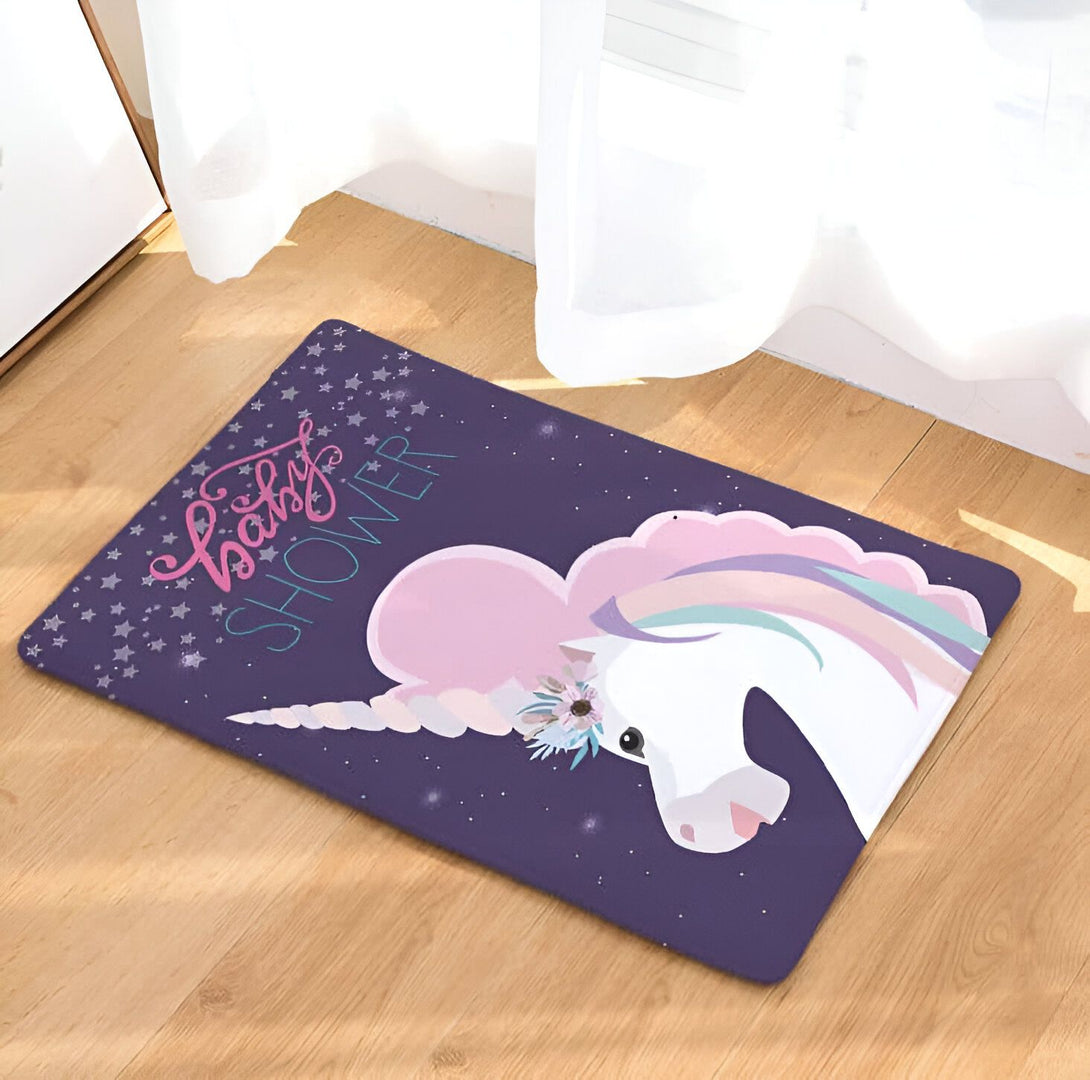 Tapis de sol violet avec dessin de licorne et étoiles pour baby shower. Le tapis est placé près d'une fenêtre avec des rideaux blancs., 45501065003263 | Licorne Shop