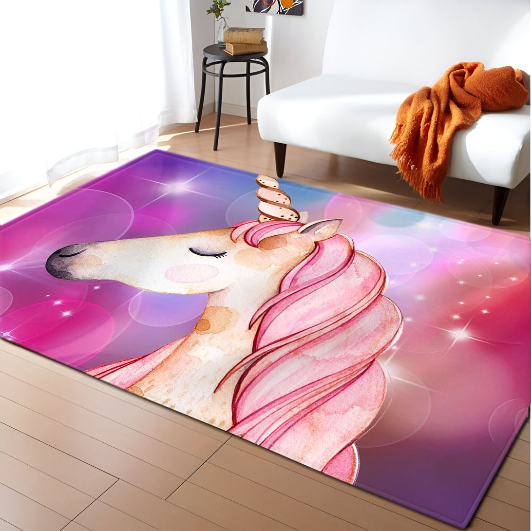 Tapis rectangulaire avec motif de licorne aquarelle rose et blanche, corne en forme de gâteau. Arrière-plan rose et violet avec des éclats lumineux. Décor d'intérieur avec fauteuil blanc, jeté orange et table noire., 45501049864447 | Licorne Shop