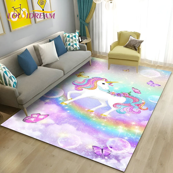 Une licorne blanche avec une crinière et une queue arc-en-ciel se tient sur un tapis nuageux violet et rose. Il y a des papillons et des bulles autour d'elle.