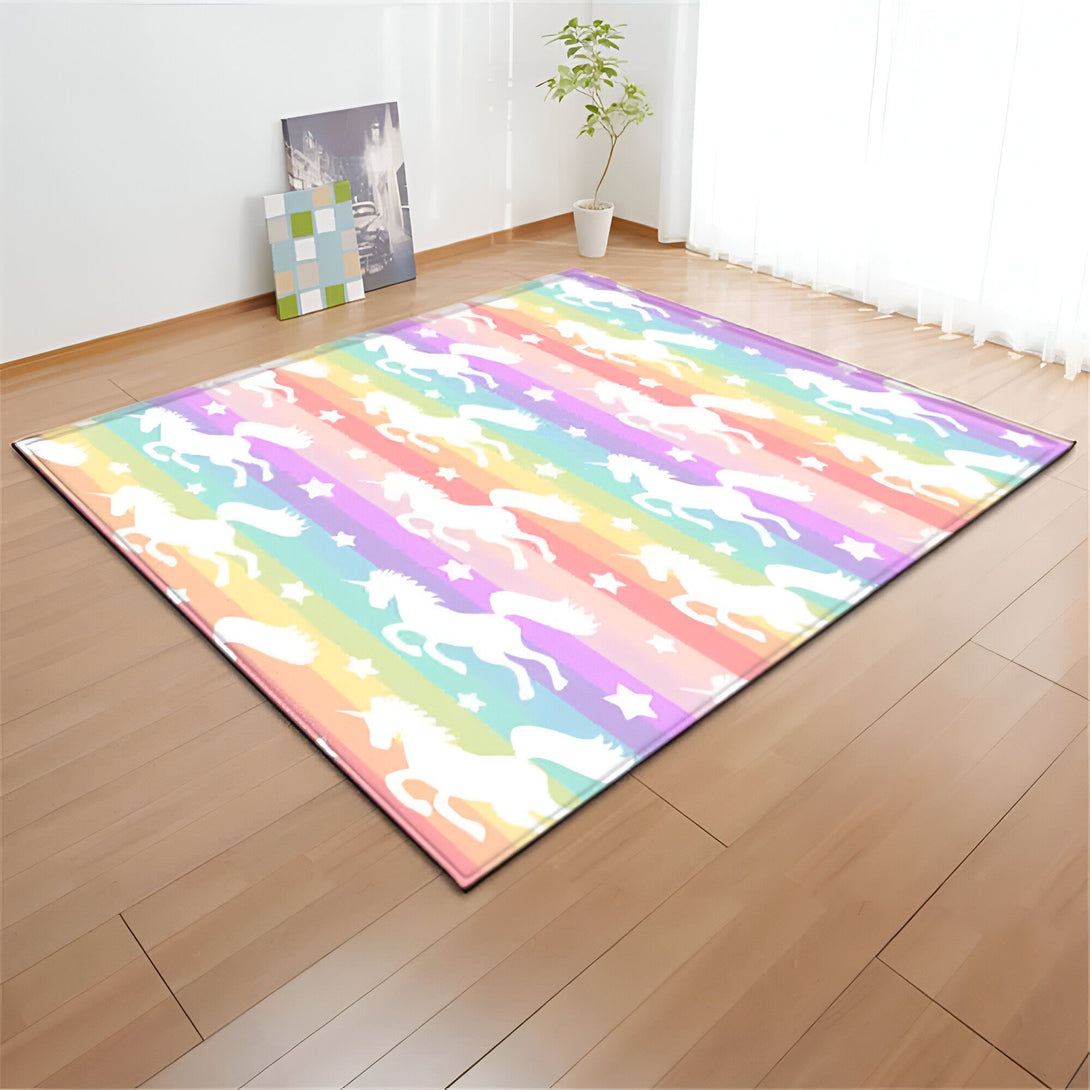 Tapis rectangulaire multicolore avec des rayures arc-en-ciel et des motifs de licornes blanches et d'étoiles blanches. Le tapis est sur un plancher de bois franc, dans une pièce avec des œuvres d'art et une plante., 45501056057599 | Licorne Shop