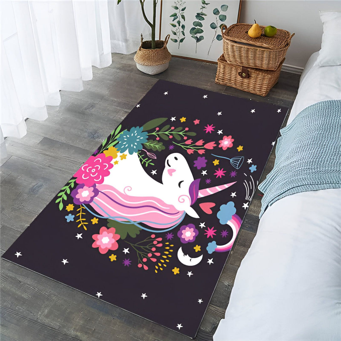 Tapis rectangulaire avec un motif de licorne blanche entourée de fleurs colorées et d'étoiles sur fond noir, près d'un lit et d'une fenêtre, apportant une touche féerique à la chambre., 45501062217983 | Licorne Shop