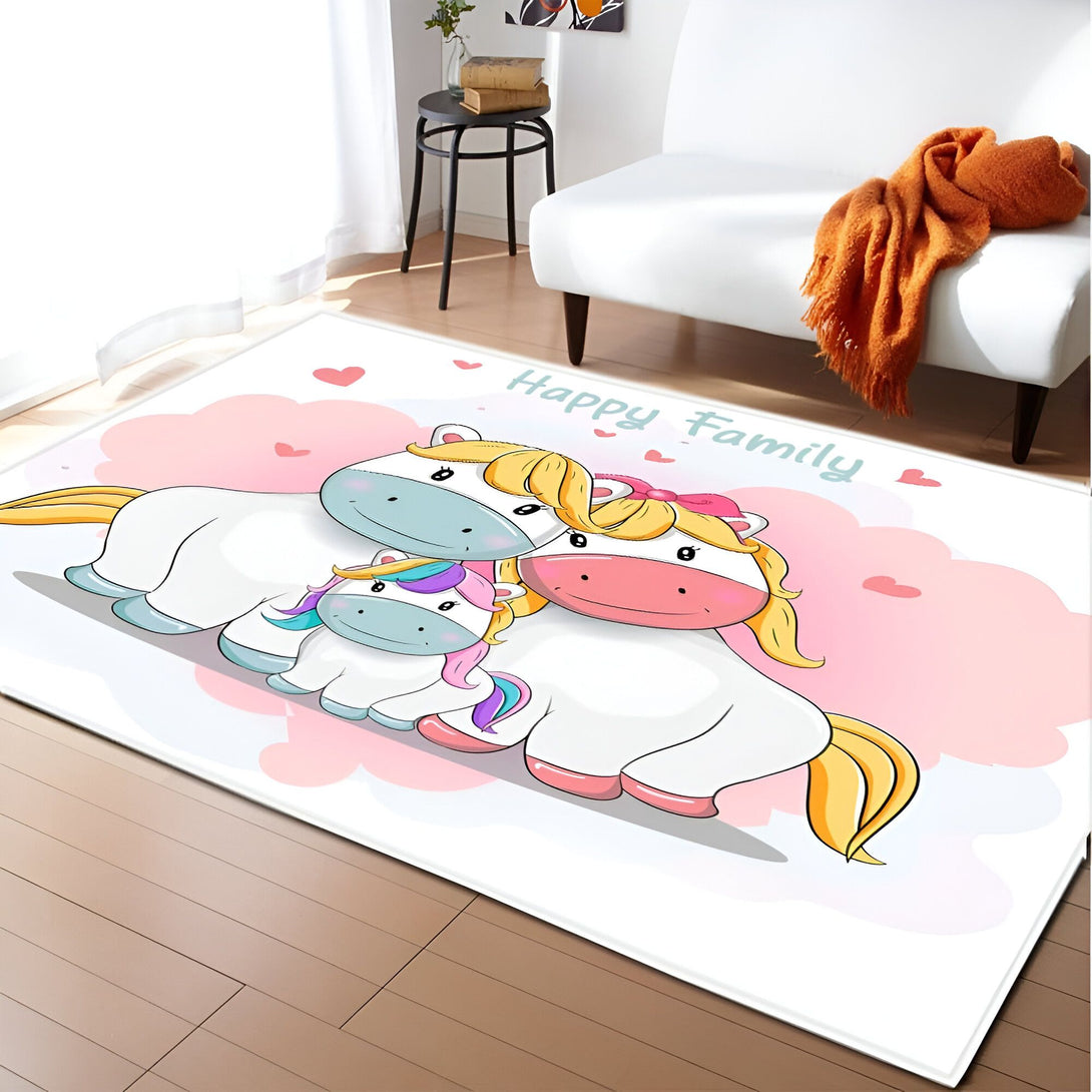Tapis pour enfants avec une famille de chevaux mignons dessinée. Le mot « Happy Family » est écrit sur le tapis. Dans l'arrière-plan, on peut voir un fauteuil et une table., 45501063004415 | Licorne Shop