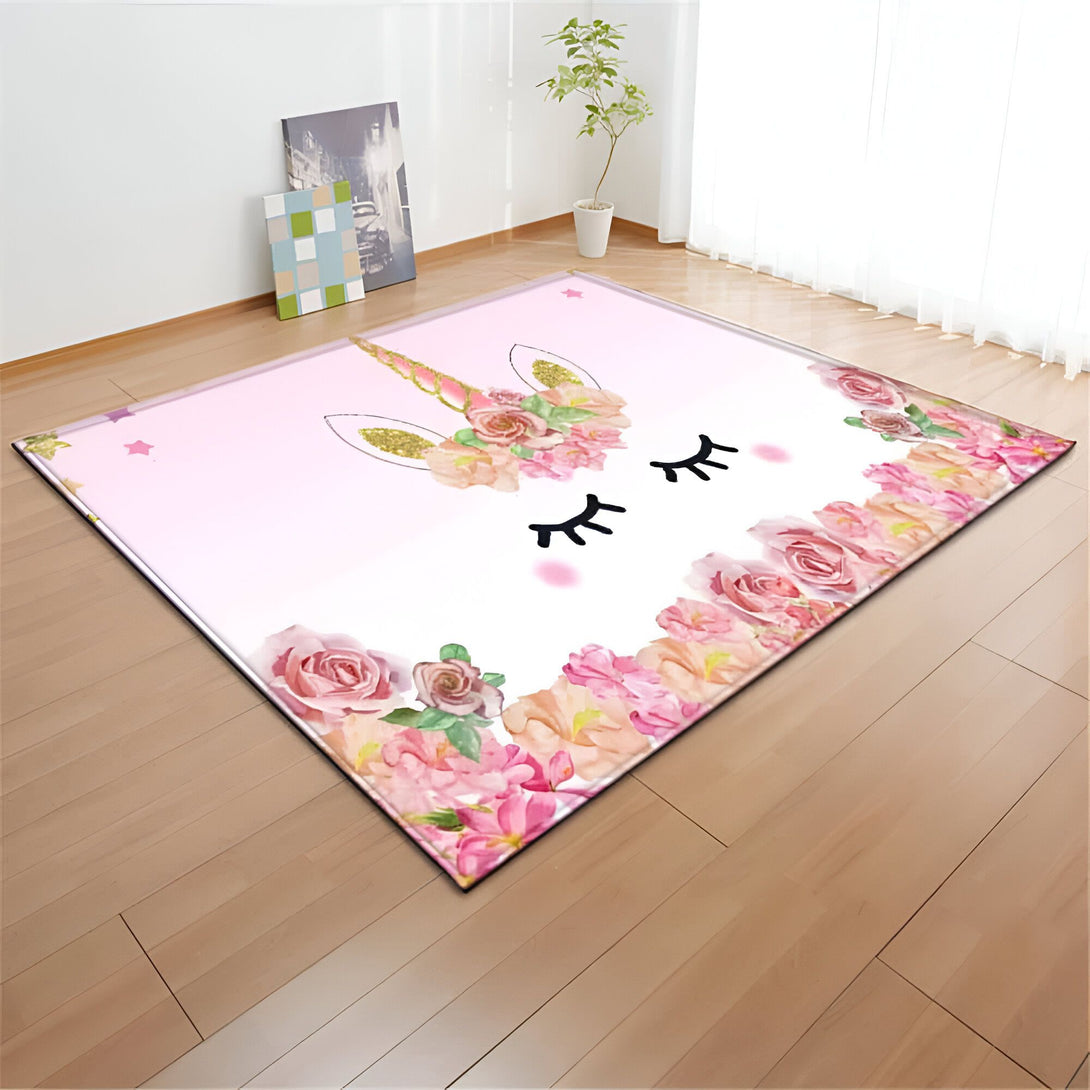 Tapis rectangulaire rose pâle avec un motif de visage de licorne aux yeux fermés, orné de fleurs, sur un plancher en bois., 45501050224895 | Licorne Shop