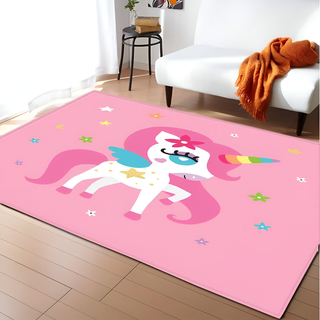 Tapis pour enfants rose avec un motif de licorne blanche à crinière rose et corne arc-en-ciel. Une étoile dorée orne son corps et des fleurs colorées sont dispersées sur le tapis., 45501050454271 | Licorne Shop