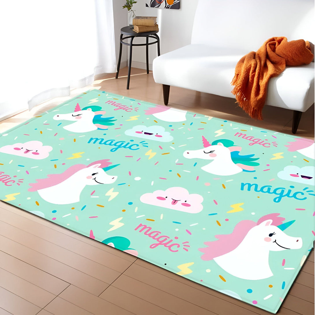 Tapis rectangulaire coloré sur un plancher en bois. Le tapis est orné de dessins de licornes, de nuages et de l'inscription "magic" sur un fond turquoise. Un canapé blanc et une petite table noire sont visibles en arrière-plan., 45501050388735 | Licorne Shop