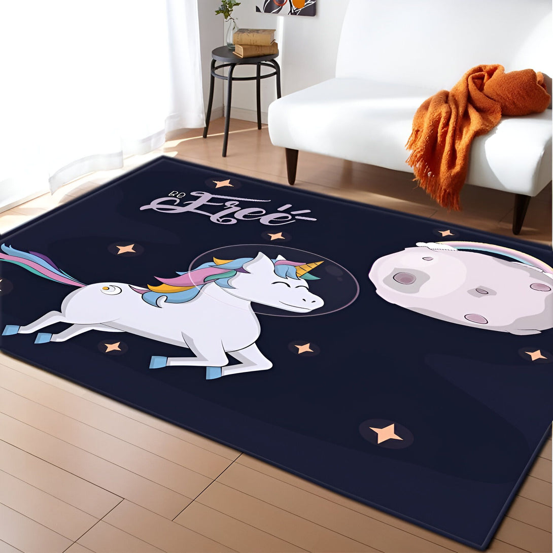 Tapis décoratif avec motif d'un licorne cosmonaute galopant vers une planète, sur fond d'un ciel étoilé bleu nuit et l'inscription "Be Free". Idéal pour une chambre d'enfant sur le thème de l'espace et de la fantaisie., 45501050749183 | Licorne Shop