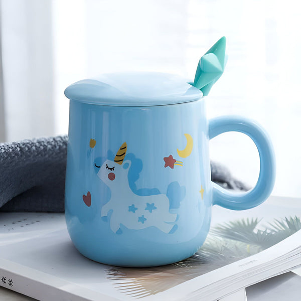 Mug bleu pastel avec couvercle et cuillère en forme de cristal. Décoré d'un motif de licorne, d'une lune et d'étoiles. Idéal pour les boissons chaudes avec une touche de fantaisie., 45501198926079 | Licorne Shop